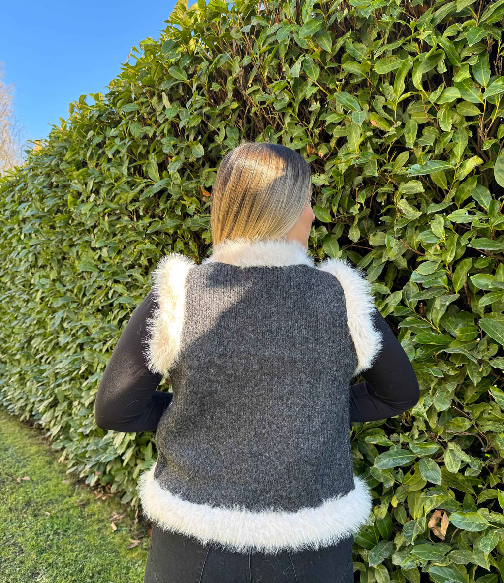 Gilet grigio con ricamo