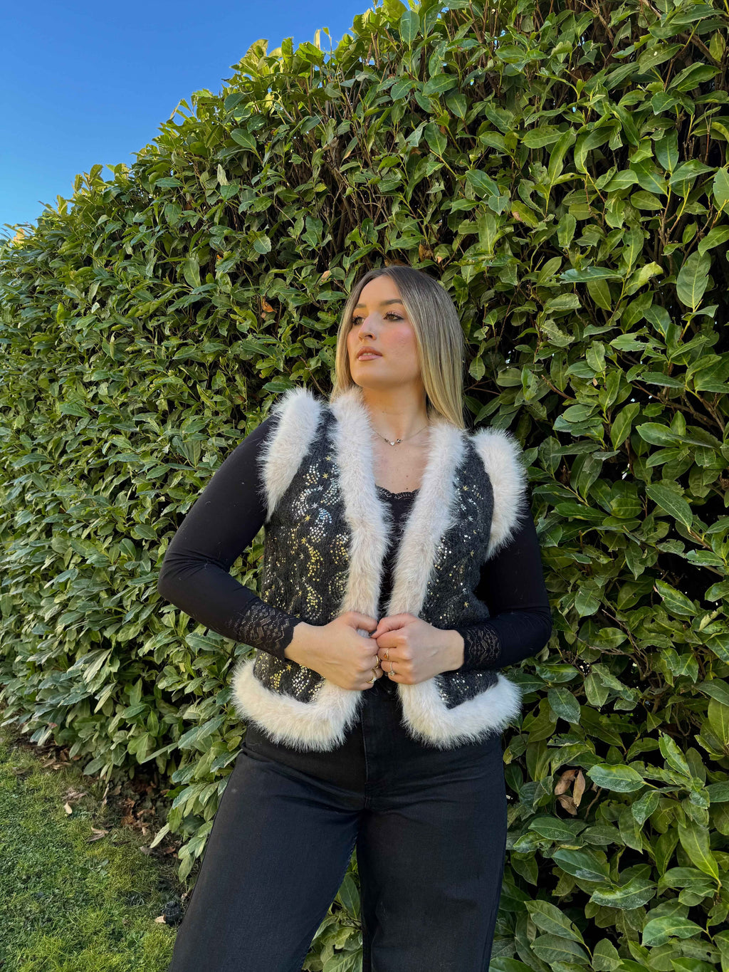 Gilet grigio con ricamo