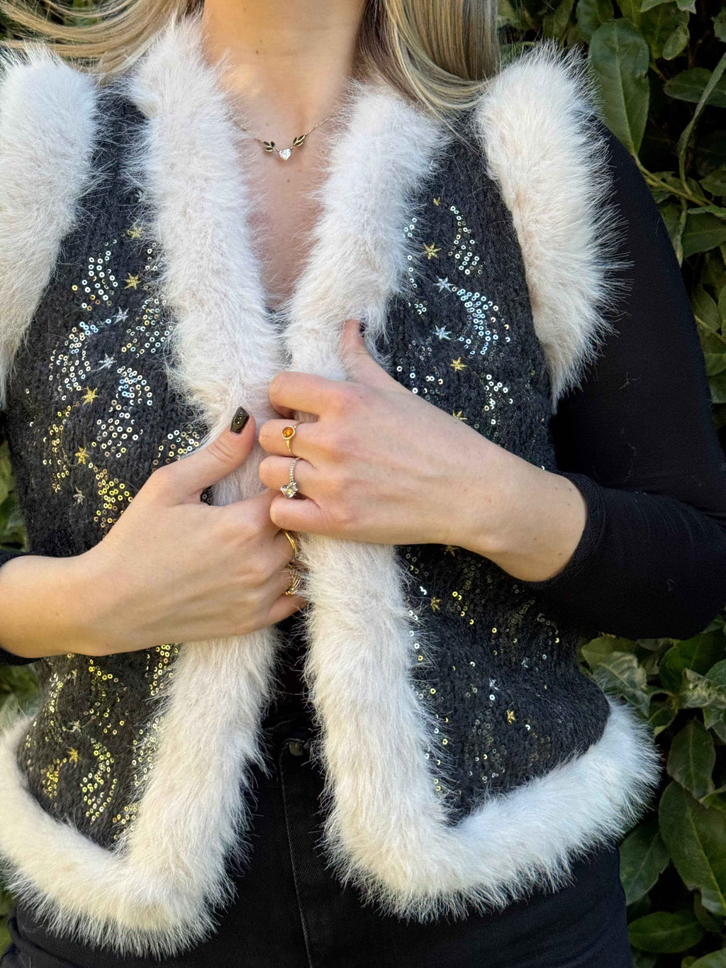 Gilet grigio con ricamo
