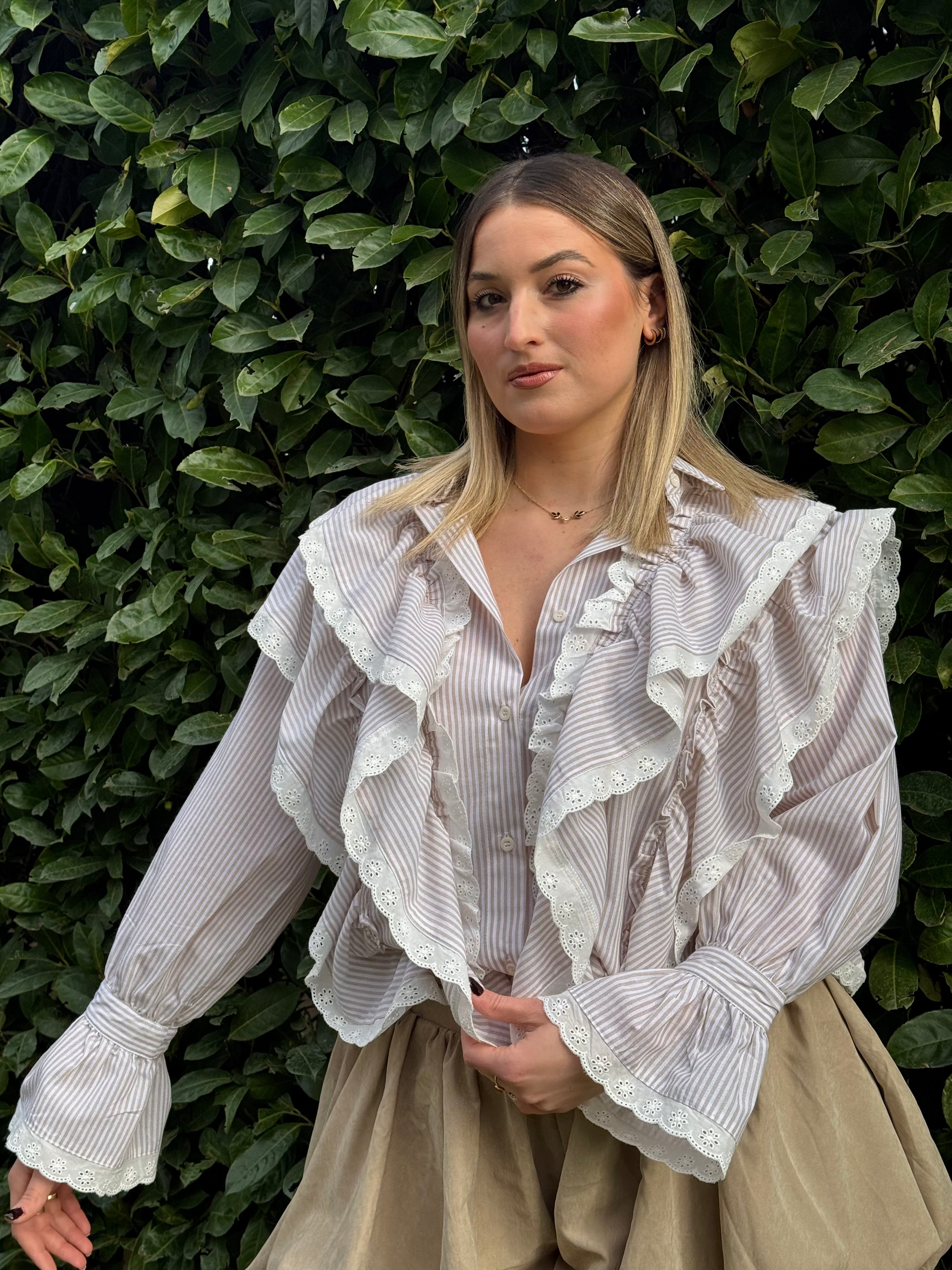 Camicia beige con volant