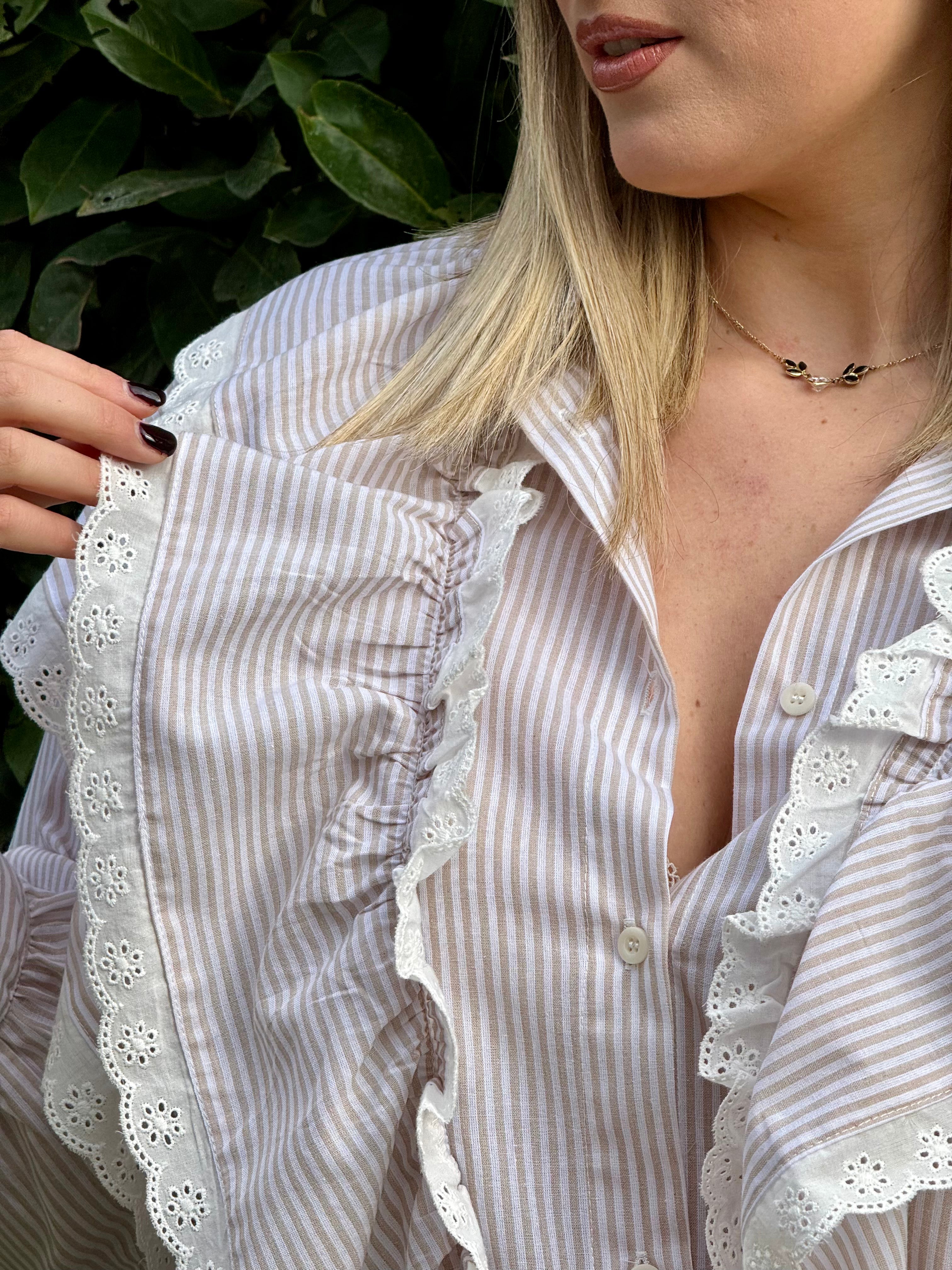 Camicia beige con volant