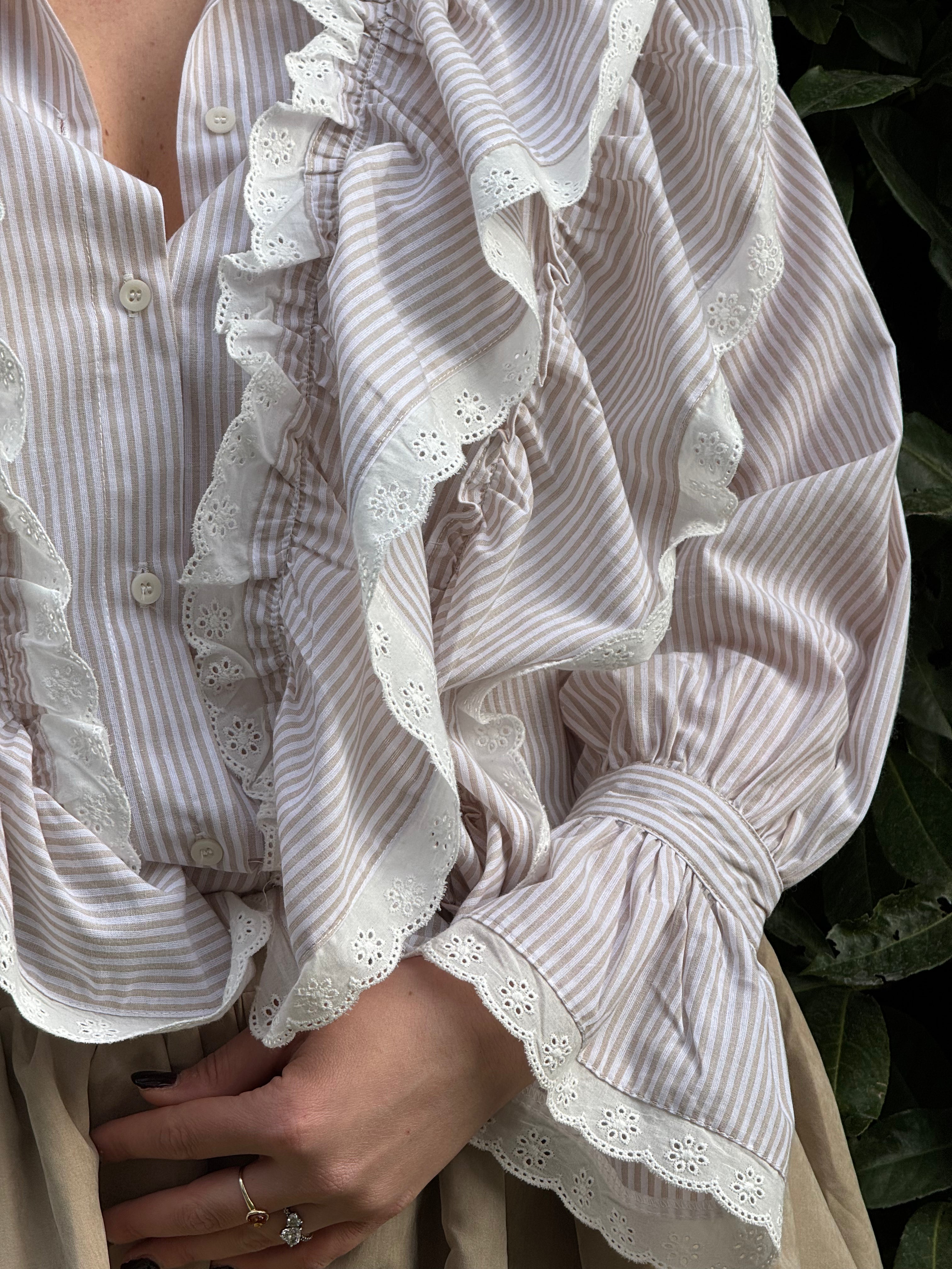 Camicia beige con volant