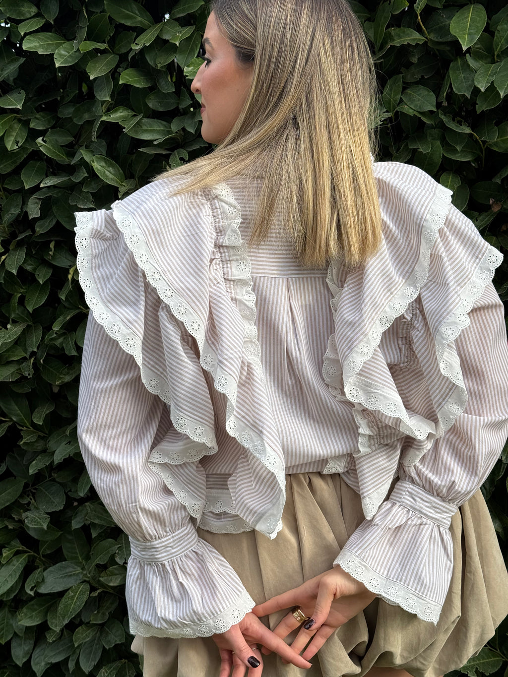 Camicia beige con volant