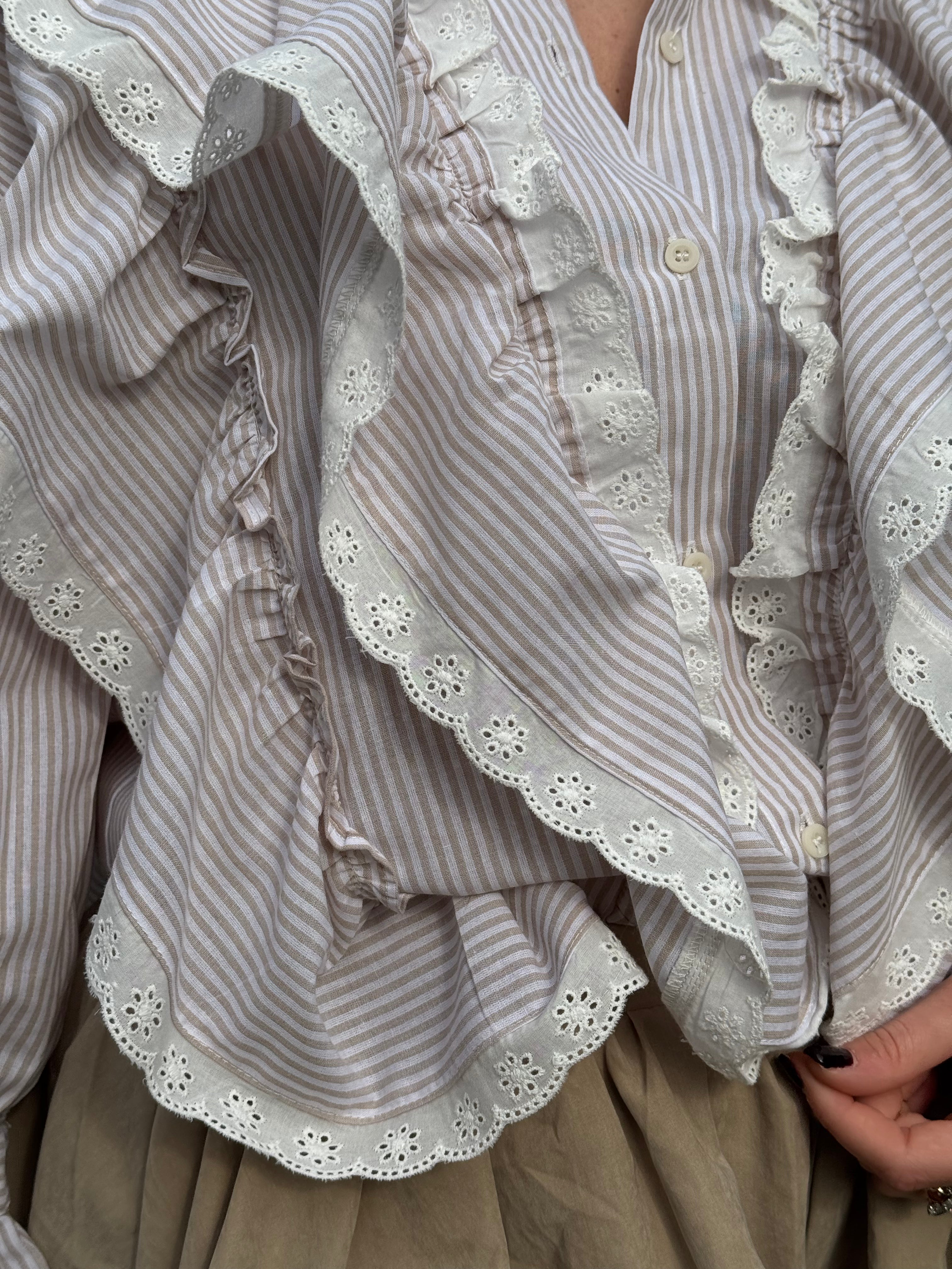 Camicia beige con volant