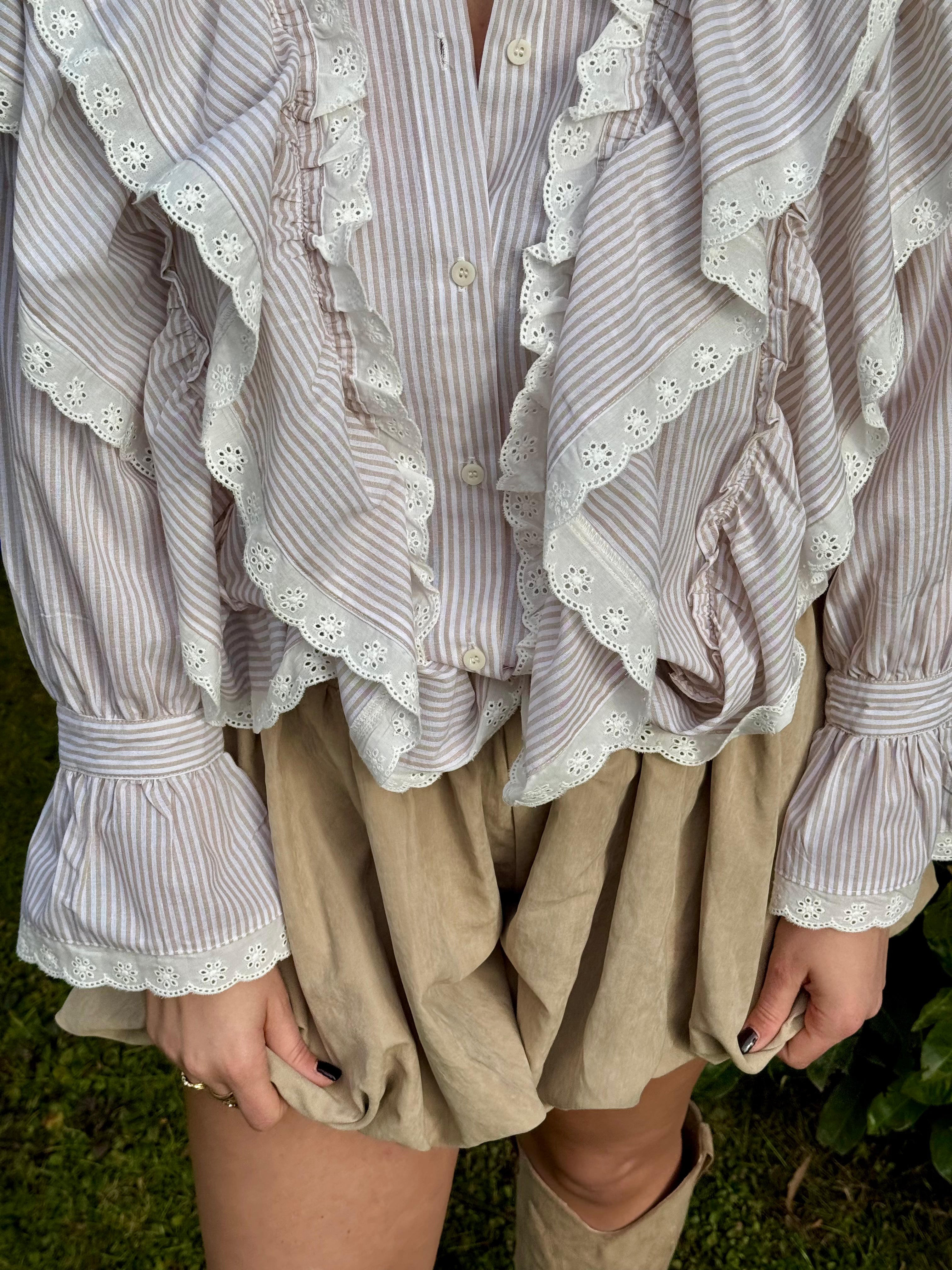 Camicia beige con volant
